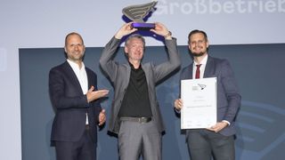 Von links: Wirtschaftslandesrat Marco Tittler, Bachmann-Geschäftsführer Bernhard Zangerl und Nathaniel Heinritz, KSV1870-Niederlassungsleiter Feldkirch.  (Bild: DiePresse/Peroutka)