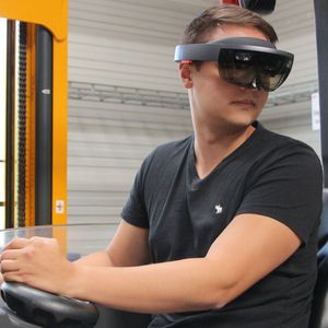 Eine AR-Brille für den Fahrer sowie Kameras am Gabelstapler sollen für einen uneingeschränkten Rundumblick sorgen.  (Bild:  IPH)