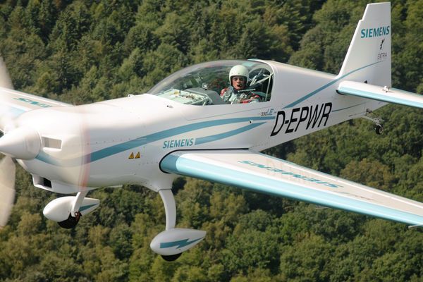 Jungfernflug: Erstmals fliegt ein Flugzeug der Zertifizierungs-Kategorie CS23 mit Permit-to-Fly rein-elektrisch. Der Siemens-Motor hat eine Leistung von 260 KW und ein Gewicht von nur 50 kg – laut Siemens verfügt er damit über ein Rekord-Leistungsgewicht. (Siemens)
