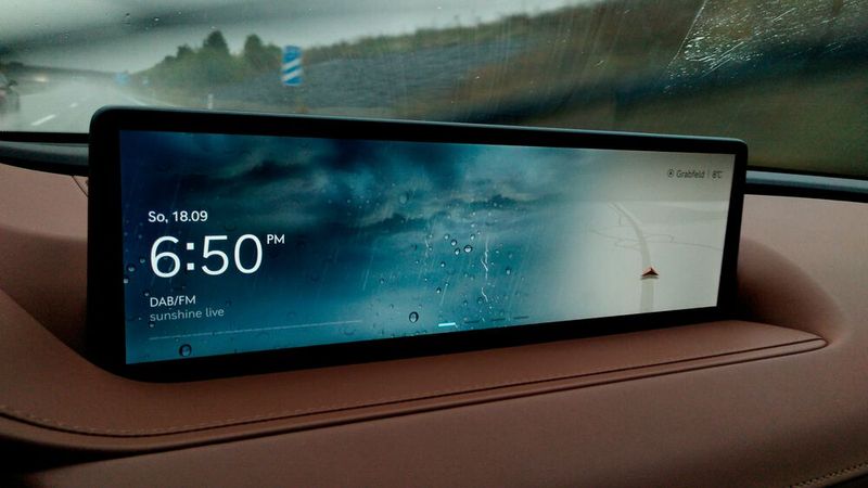 Im „Home“-Modus zeigt das System das jeweilige Wetter symbolisch; daneben eine Darstellung des eigenen Standortes. (Bild: Thomas Günnel/Automobil Industrie)