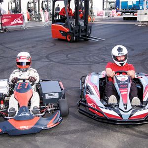 Der Weg ins Guinnessbuch der Rekorde dauerte für den „Linde E1“ (l.) gerade einmal 3,45 Sekunden – dann waren 100 km/h erreicht, mit Originalbauteilen der Staplerreihe E20-E50. Rechts daneben die „abgespeckte“ E2-Version für den Einsatz auf Kartbahnen.