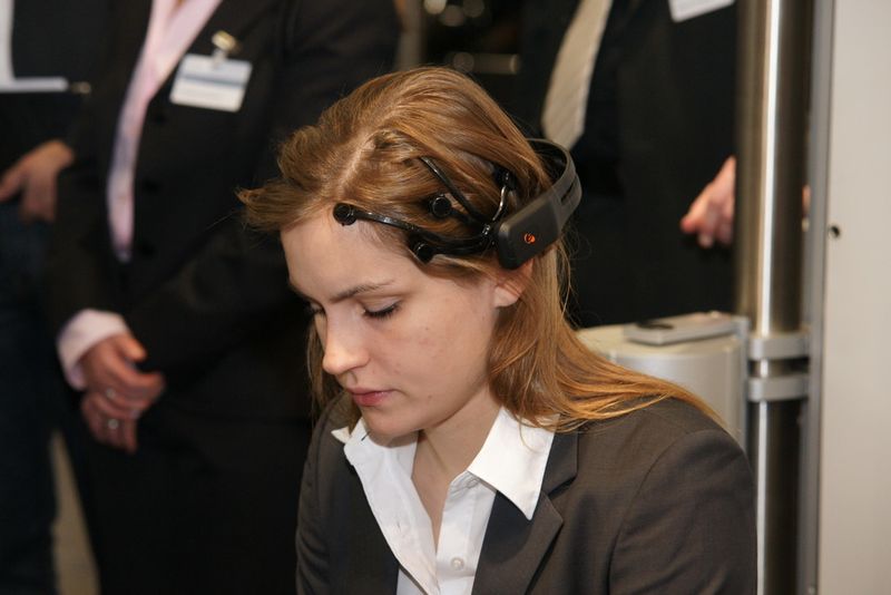 Nadine Kärcher, Projektleiterin CogniGame bei Festo, zeigt wie Sie mittels „Gedankensteuerung“ via Elektroenzephalografie (EEG) ein Art reales Pong-Spiel steuert. Vor Spielbeginn konzentriert Sie sich, um das System zu kalibrieren. (Vogel Business Media)