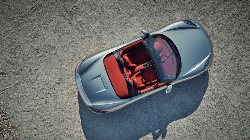 Ein Vierteljahrhundert Boxster feierte Porsche 2021 mit der limitierten Jubiläumsedition „Boxster 25 Jahre“. Die weltweit auf 1.250 Exemplare limitierte Edition basiert auf dem 294 kW (400 PS) starken GTS 4.0-Modell. Zu den prägnantesten Merkmalen des Sondermodells zählt die neuinterpretierte Farbe Neodyme: Dieses kupferartig schimmernde Braun setzte bereits bei dem wegweisenden Ausstellungsstück von 1993 einen spannenden Kontrast zur Grundfarbe GT-Silbermetallic. In der Sonderedition kommt es an der Frontschürze, den seitlichen Luft-einlässen mit Monosteg sowie bei den Schriftzügen und den zweifarbigen 20-Zoll-Leichtmetallrädern zum Einsatz. (Bild: Porsche)