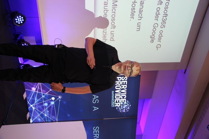 Andreas Gauger, Pionier der Branche, eröffnete den Summit mit seinen Einschätzungen, was Service Provider von Automobilherstellern lernen können. (Vogel IT.Medien GmbH)