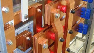 Bei den Prüfungen zum Bauartnachweis wurde eine völlig neu konstruierte Kupplung eingesetzt. Sie erreicht mit einer hohen Kurzschlussfestigkeit von 100 kA Icw 1 sec auf Anhieb einen Rekordwert. (Archiv: Vogel Business Media)