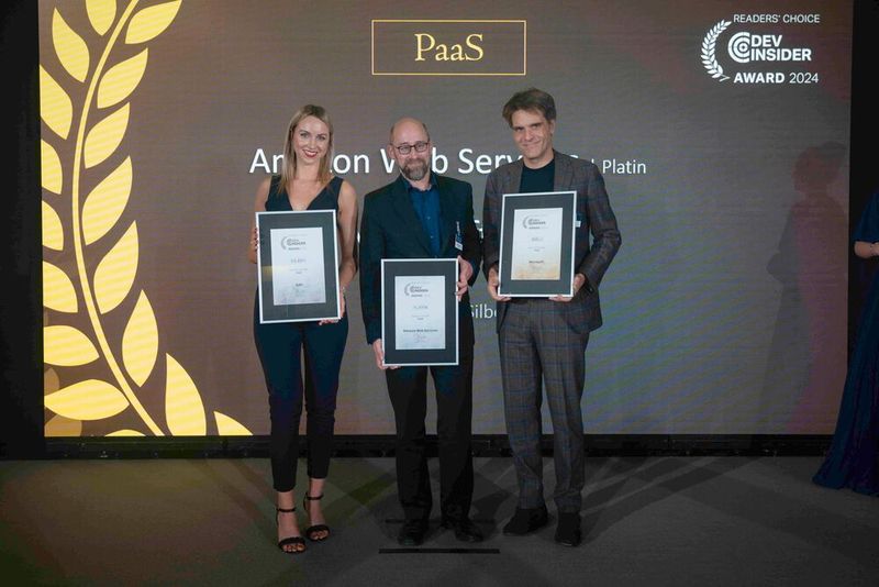 Um komplette Development- und Deployment-Umgebungen in der Cloud geht es in der Kategorie „PaaS“. Michael Hanisch (Mitte) nimmt Platin für Amazon Web Services mit nach Hause, Luca Callegari von Microsoft den goldenen Award, und Sarah Schrickel von SAP freut sich über Silber. (Bild: Manuel Emme Fotografie)