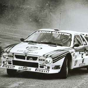 Der Rally 037 besitzt einen Mittelmotor, der es mithilfe eines mechanischen Roots-Kompressors in der Rallye-Ausführung auf 228 kW (310 PS) bringt. Für den Sprint von 0 auf 100 km/h benötigt der zwischen 980 und 1.170 kg leichte Wagen rund vier Sekunden. Das Aggregat basiert auf dem Zweiliter-16V-Motor aus dem Fiat 131 Abarth. Die Straßenversion („Stradale“) musste sich mit 151 kW (205 PS) bei 7000/min begnügen. Beim Getriebe griff Lancia auf ein ZF-Aggregat zurück, das auch im DeTomaso Pantera seine Dienst verrichtete.(Bild:  Stellantis)