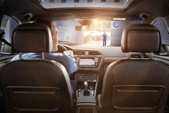 Mithilfe ihrer Telematikdienste steuern Automobilhersteller wie Volkswagen die vernetzten Kundenfahrzeuge in die Werkstätten ihrer Vertragspartner.  (Bild:  Volkswagen)