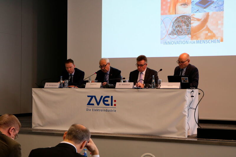 Auf der ZVEI-Wirtschaftspressekonferenz verkündet der Verband deutliche Zuwächse in den ersten Monaten des Jahres und erwartet insgesamt plus 3 Prozent Produtkionswachstum. (K.Juschkat/konstruktionspraxis/elektrotechnik)