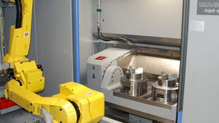 Das neue Fertigungszentrum Chiron FZ 15 Magnum bei Werder mit FlexCell Uno Roboter von Fanuc ermöglicht auch dank Röhm Spanntechnik mannlose Geisterschichten. (Bild: Röhm)