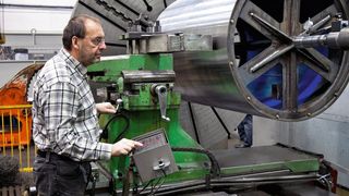 Erfahrene Mitarbeiter bringen wertvolle Kenntnisse mit, die Unternehmen bei längerer Erwerbstätigkeit nutzen können. (Bild: © Gina Sanders - stock.adobe.com)