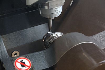 Wird ein neues Werkzeug entnommen, so prüft der Laserstrahl dessen Einsatztauglichkeit und Maße. Ist alles in Ordnung, kann gefertigt werden und ... (Bild: Königsreuther)