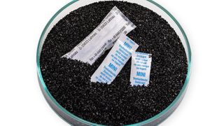 Geruchsadsorption durch Aktivkohle, bei Bedarf mit zugesetztem Trockenmittel zum Schutz vor Feuchtigkeit: TROcarbon® in verschiedenen Beutelgrößen. (Bild: TROPACK Packmittel GmbH)