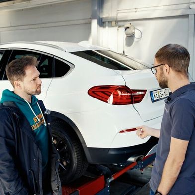 Tobias Witton (links) stellt Maia in täglichen Live-Shows auf der Automechanika in Frankfurt vor. (Bild: Maha)