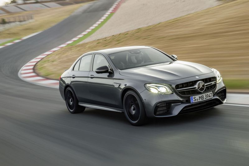 Dank einer Racestart-Funktion kann man im Stand den Antrieb des E63 AMG bereits vorspannen und so beim 100-km/h-Sprint noch zügiger aus den Blöcken zu kommen. (Daimler)