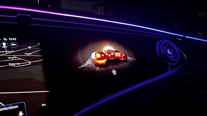 Der EQS hatte Halloween besser auf dem Schirm als die Fahrerin. (Bild: Simon – VCG)