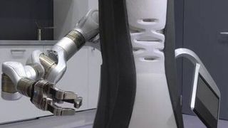 Der Service-Roboter Care-O-bot soll künfitg auch das Büro sauber halten und Papierkörbe leeren. (Fraunhofer IPA)