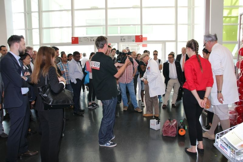 Hinter den Kulissen von Achema-TV und der Achema-DailyZaubershow vor dem PROCESS-Stand. (Bild: PROCESS)