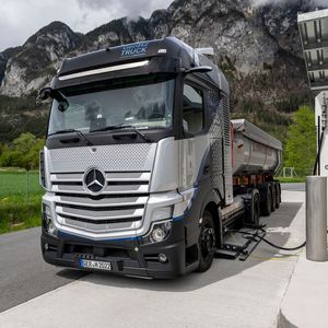 Wasserstoff-Tankstellen für Lkw sind noch selten.(Bild:  Daimler)