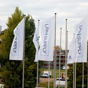 Die Fahnen gehisst: der 21. September 2022 war LAB-SUPPLY-Tag in Dresden.    Mehr Infos zu den kommenden LAB-SUPPLY-Messen finden Sie auf www.lab-supply.info.  (LABORPRAXIS, C. Lüttmann)