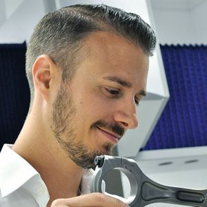 Mario Pichler, Leiter strategische Qualitätssicherung bei Pankl Racing Systems in Bruck an der Mur, bei der optischen Inspektion eines Pleuels.