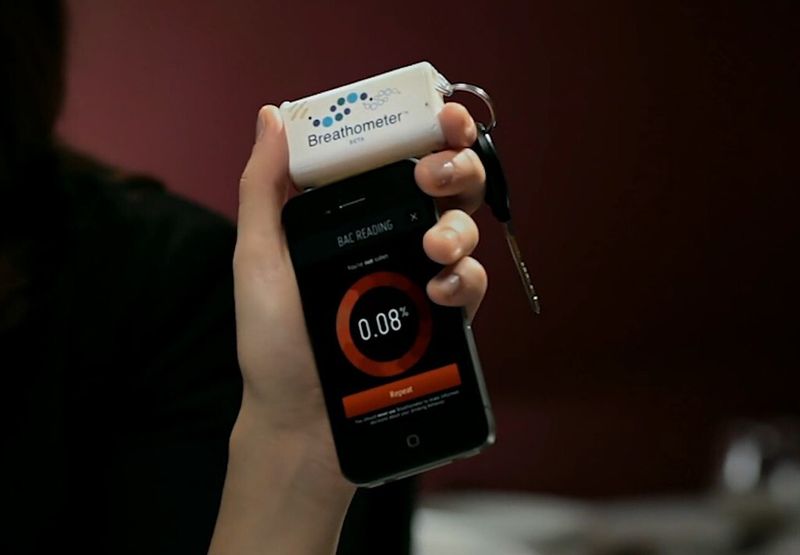 ... und zeigt einen berechneten Wert für den Blutalkoholwert an (Breathometer)