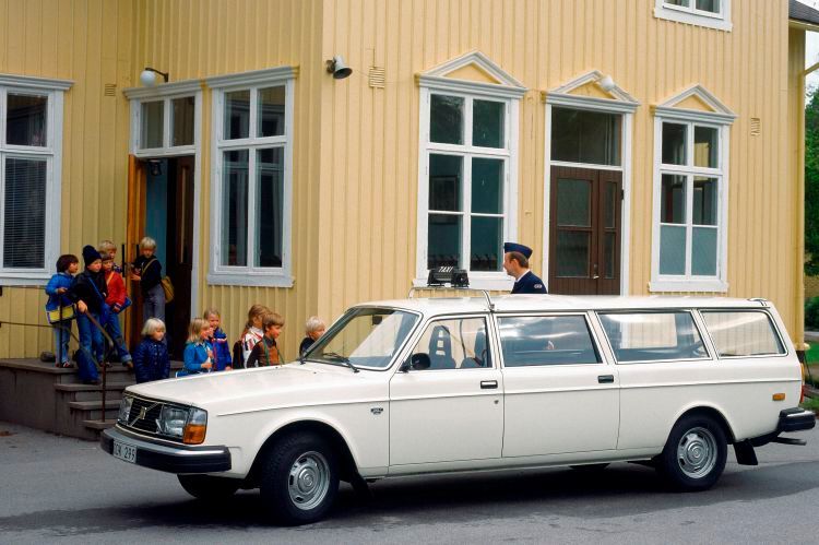 Die Bezeichnung für Volvos 200er-Reihe setzte sich wie folgt zusammen: Serie 200 + Zylinderzahl + Anzahl der Türen. Hier ist ein 245 „Transfer Taxi“ von 1979 zu sehen. Gebaut wurde der 240 als Nachfolger des 140 von 1976 bis 1993, also sage und schreibe 17 Jahre lang. (Bild: Volvo)