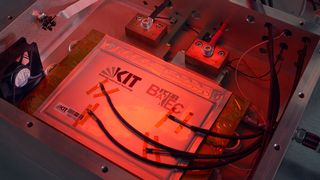 Die am KIT entwickelte temperierbare und mit Sensorik ausgestattete Sicherheitseinhausung für das Prüfen von Lithium-Ionen-Zellen unter kritischen Bedingungen. (Amadeus Bramsiepe, KIT)