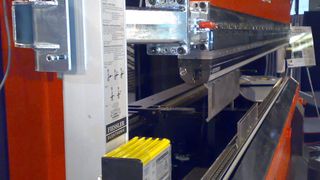 Das mitlaufende Abkantpressensicherheitssystem AKAS 3M mit vollautomatischer Einstellung nach Werkzeugwechsel. (Bild: Fiessler Elektronik)