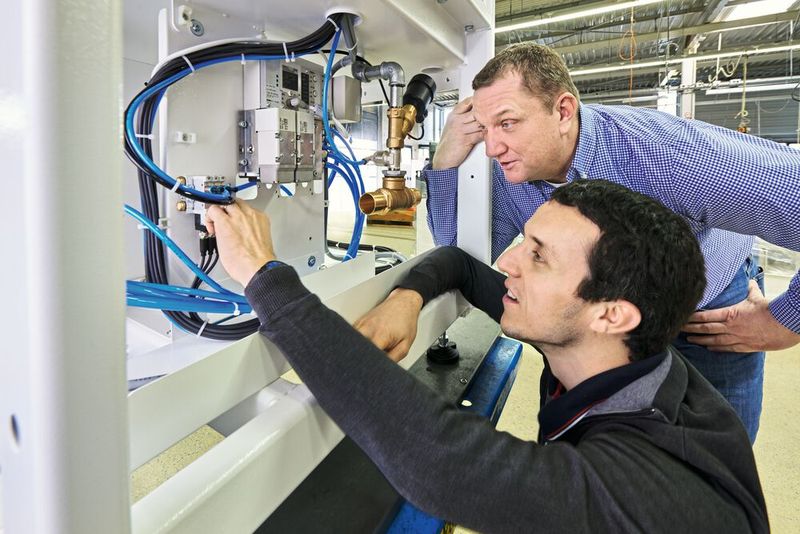 Daniel Haarhaus (devant), construction et design chez Knoll Feinmechanik, et Dirk Emmerich (derrière), Sales Application Engineer chez SMC, expertisent la solution innovante.  (Source : SMC Allemagne)
