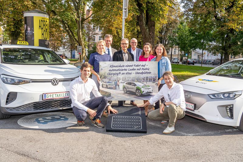 In Graz werden ähnliche Ladepunkte in Kürze verfügbar sein. Im Bild v.l.: Hermann Stockinger, Easelink; Judith Schwentner, Vizebürgermeisterin; Werner Ressi, Energie Graz;  Boris Papousek, Energie Graz; Peter Lackner, Writschaftskammer Österreich Steiermark; Sylvia Loibner, Taxi 878;  Elke Kahr, Bürgermeisterin; Robert Schmied, Grazer Energieagentur. (Bild: Foto Fischer, Graz)