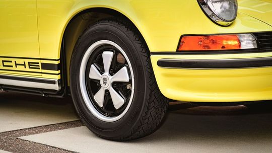 Die neuen Reifen, hier ein Cinturato auf einem 911 2.7 RS, zeichnen sich durch eine klassische Optik aus.(Bild:  Pirelli)