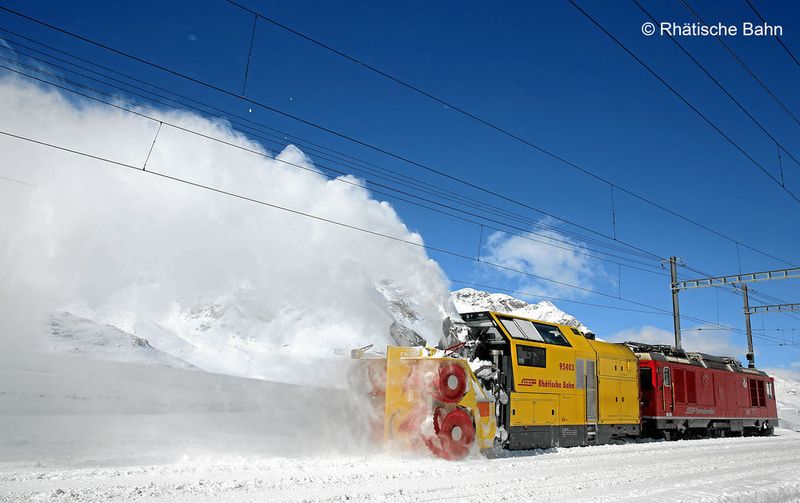 Bis zu 8.500 t Schnee kann jede der beiden gut 10 m langen und 31 t schweren Schneefräsen vom Typ „Xrot mt“ pro Tag räumen. (Rhätische Bahn / Andy Mettler)