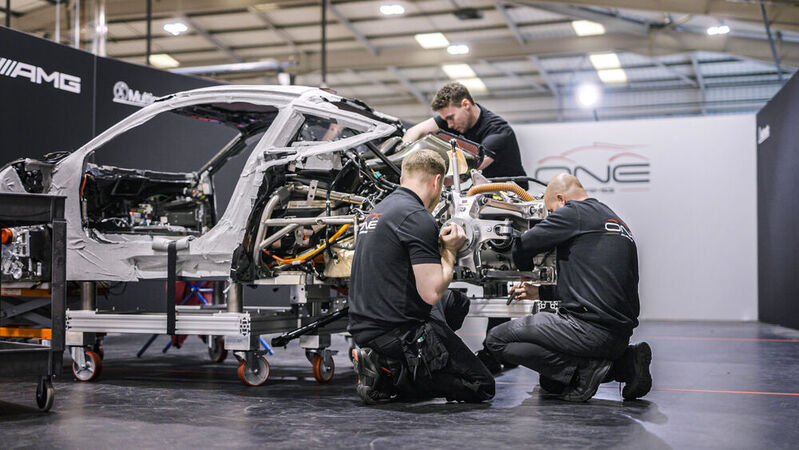 Mercedes-AMG hat mit der Produktion des Supersportwagens „One“ begonnen. Die exklusiven Fahrzeuge entstehen in Handarbeit.