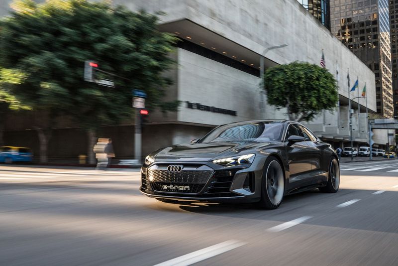 ... es gibt ein riesiges Panorama-Glasdach und 285er-Reifen der Serie 30, die auf 22-Zoll-Felgen aufgezogen sind. (Bild: Audi)