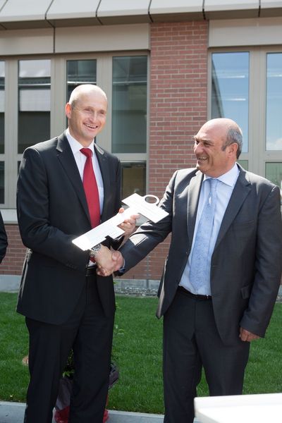 Herr Frank Leuze übergibt den symbolischen Schlüssel an Herrn Dr. Matthias Kirchherr, Geschäftsführer von Leuze electronic. (Thomas Kaltenecker/Leuze electronic)