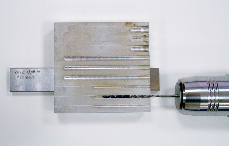 Bild 2: Auch mit kleinsten Durchmessern kann mit einwandfreier Qualität nahezu trocken gebohrt werden. Bild: HPM Technologie (Archiv: Vogel Business Media)