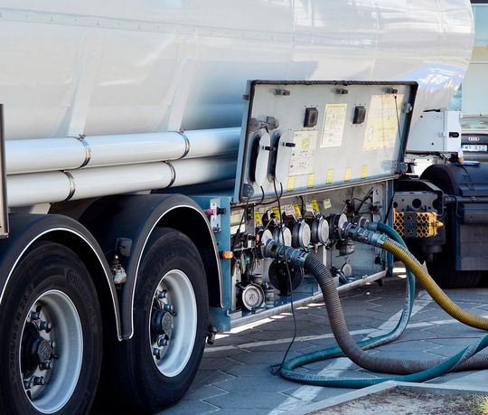 Mit der Ablehnung des Kohlenstoff-Korrektur-Faktors (CCF) hat der Rat der Umweltminister der EU dem Verbrennungsmotor mit Blick auf schwere Nutzfahrzeuge das Verbot ausgesprochen. Das heißt, dass auch erneuerbare Kraftstoffe aus dem Spiel sind, so die e-Fuels Alliance.(Bild:  e-Fuels Alliance)