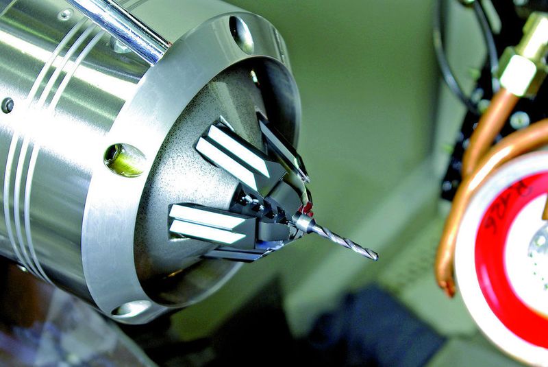 Bild 2: Je kleiner die Schaftdurchmesser, desto stärker verzahnen sich die fünf Backen ineinander, das gewährleistet hohe Stabilität. Bild: Schunk (Archiv: Vogel Business Media)
