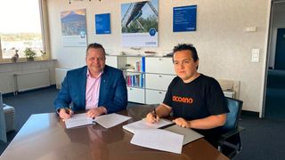 Philip Schmersal, geschäftsführender Gesellschafter, und aconno-Mitgründer Miroslav Šimudvarac bei der Vertragsunterzeichnung. (Schmersal)