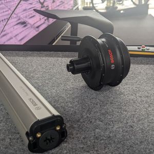 Power fürs Elektrofahrrad: Boschs Akku PowerTube 360 und neuer Nabenmotor Hub Line(Bild:  Stefanie Eckardt)