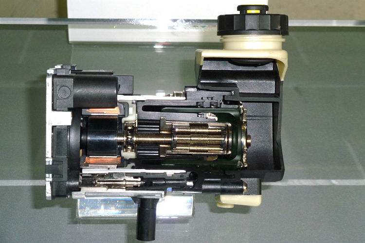 Der Modulare Kupplungsaktuator (MCA) gewährleistet die rein elektronische Kupplungsbetätigung der Versionen „Clutch-by-Wire“ und des „Elektronischen Kupplungsmanagements“. Der MCA erhöht unter anderem den Komfort des Handschaltgetriebes und ermöglicht die Segel-Funktionen. (Foto: Wolfgang Pester)
