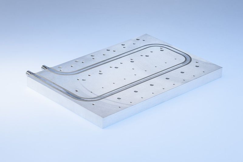 Flüssigkeitskühlkörper, in denen Edelstahlrohre passgenau in eine Aluminiumplatte eingelassenen sind, eignen sich für den Einsatz von aggressiven Kühlmedien wie beispielsweise deionisiertem Wasser. (Bild: CTX)