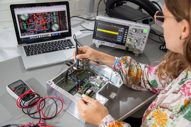 Eine Mitarbeiterin von Qant überprüf die elektronische Signalverarbeitung des Quantensensors. (Trumpf)