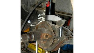 Schon lange im Vertriebsprogramm sind die hydraulischen Werkzeuge von Wallmek. Sie sparen Zeit und senken Kosten, da viele Arbeiten direkt am Fahrzeug ausgeführt werden können. Zeitaufwändige Ausbauten entfallen wie z.B. beim Abziehen der Bremsscheiben, insbesondere bei Volvo/DAF/Renault-Fahrzeugen, beim Auspressen von Achsschenkelbolzen, dem Tausch der Radlager, insbesondere bei Transportern (Josam)