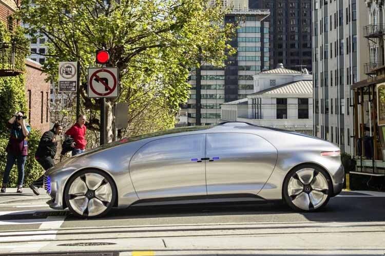 Der Mercedes F 015 gehorcht aufs Wort: Der Solist soll in 15 Jahren völlig selbstständig von einem Ort zum anderen fahren können, während die Insassen entspannt relaxen. (Foto: Daimler)