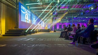 Das Auditorium war bei den beiden Keynotes anlässlich des AWS Summit 2022 in Berlin bis auf den letzten Platz gefüllt.  (Bild: ALEX TREADWAY)
