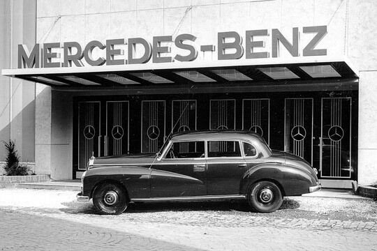 Mit dem Modell 300 präsentierte Mercedes 1951 auf der IAA in Frankfurt ein Ausnahme-Automobil, das an die Tradition der „Großen Mercedes“ der Dreißiger Jahre anknüpfte. (Archiv: Vogel Business Media)