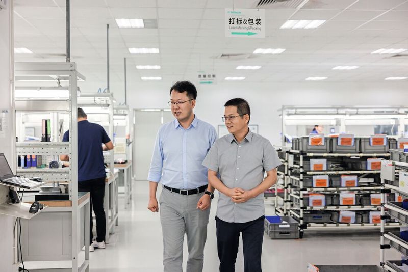 Charlie Zhu (li.) und Alex Xu (re.) freuen sich, dass Aesculap auch bei der neuen Lasertechnologie wieder auf Trumpf setzt. (Bild: Trumpf)