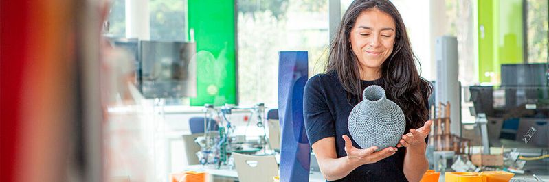 In FabLabs enstehen neue Technologien und Ideen. Adriana Cabrera arbeitet bereits mehrere Jahre in FabLabs in Deutschland. In FabLabs enstehen neue Technologien und Ideen. Adriana Cabrera arbeitet bereits mehrere Jahre in FabLabs in Deutschland.